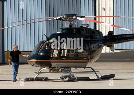 EXKLUSIV. Harrison Ford überprüft und reinigt die Fenster seines Hubschraubers, bevor er in Santa Monica, Kalifornien, fliegt. Stockfoto