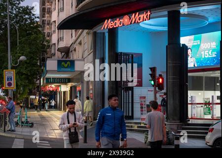 Madrid, Spanien. Mai 2024. Fußgänger laufen an der deutschen Elektronikkette Media Markt in Spanien vorbei. (Foto: Xavi Lopez/SOPA Images/SIPA USA) Credit: SIPA USA/Alamy Live News Stockfoto