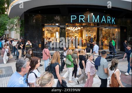 Madrid, Spanien. Mai 2024. Käufer stehen in der Warteschlange an, um ein neues Geschäft des irischen Modehändlers Primark in Spanien zu betreten. (Foto: Xavi Lopez/SOPA Images/SIPA USA) Credit: SIPA USA/Alamy Live News Stockfoto