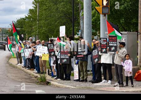 Toledo, Usa. Mai 2024. Pro-palästinensische Demonstranten halten Plakate, schwingen palästinensische Fahnen und singen Slogans während einer Toledo-Demonstration, die für Rafah ausging. Das Kapitel der amerikanischen Muslime für Palästina Toledo organisierte den Protest als „Notprotest“ als Reaktion auf die israelischen Luftangriffe, die Vertriebene in Zelten in der Stadt Rafah im Süden des Gazastreifens getroffen hatten. (Foto: Stephen Zenner/SOPA Images/SIPA USA) Credit: SIPA USA/Alamy Live News Stockfoto