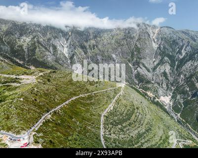 Berge über dem Llogara Pass von einer Drohne, Panorama Llogara, Ceraunian Mountains, Albanien Stockfoto