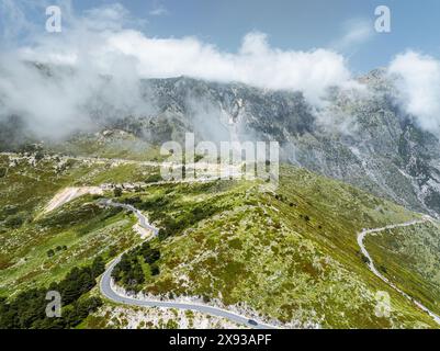 Berge über dem Llogara Pass von einer Drohne, Panorama Llogara, Ceraunian Mountains, Albanien Stockfoto