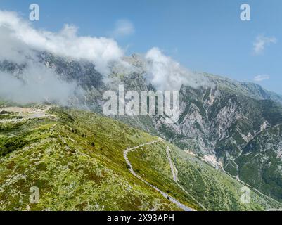 Berge über dem Llogara Pass von einer Drohne, Panorama Llogara, Ceraunian Mountains, Albanien Stockfoto