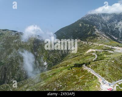 Berge über dem Llogara Pass von einer Drohne, Panorama Llogara, Ceraunian Mountains, Albanien Stockfoto