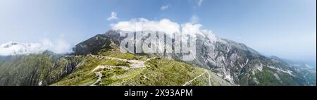 Panorama der Berge über dem Llogara Pass von einer Drohne, Panorama Llogara, Ceraunian Mountains, Albanien Stockfoto