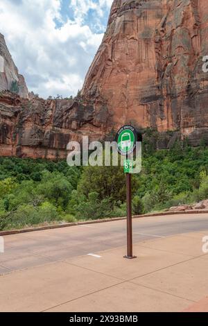 Schild für Shuttle-Haltestelle Nr. 8 am Big Bend im Zion-Nationalpark, Utah Stockfoto