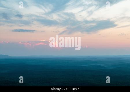 Blick über das Tal bei Sonnenuntergang vom Vista Cliffside Restaurant im Cheaha State Park in der Nähe von Delta, Alabama Stockfoto