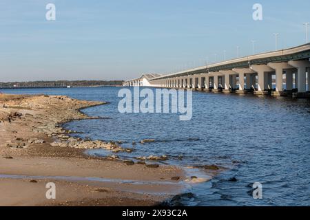 Der US Highway 90 Biloxi Bay Bridge führt Menschen zwischen Biloxi und Oceansprings über die Biloxi Bay an der Mississippi Gulf Coast Stockfoto