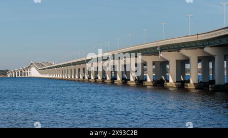 Der US Highway 90 Biloxi Bay Bridge führt Menschen zwischen Biloxi und Oceansprings über die Biloxi Bay an der Mississippi Gulf Coast Stockfoto