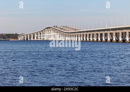 Der US Highway 90 Biloxi Bay Bridge führt Menschen zwischen Biloxi und Oceansprings über die Biloxi Bay an der Mississippi Gulf Coast Stockfoto