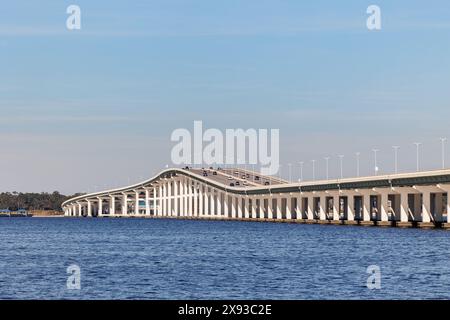 Der US Highway 90 Biloxi Bay Bridge führt Menschen zwischen Biloxi und Oceansprings über die Biloxi Bay an der Mississippi Gulf Coast Stockfoto