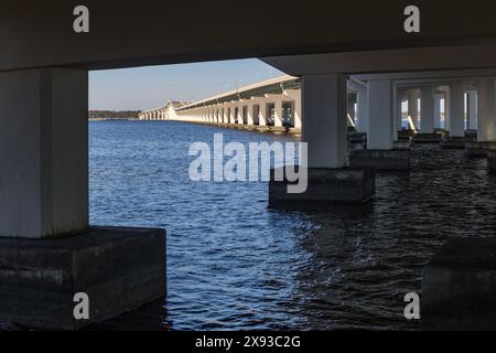 Der US Highway 90 Biloxi Bay Bridge führt Menschen zwischen Biloxi und Oceansprings über die Biloxi Bay an der Mississippi Gulf Coast Stockfoto