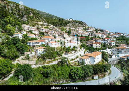 Dhermi aus einer Drohne, Dorf in den Ceraunian Mountains, Albanien Stockfoto