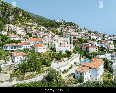 Dhermi aus einer Drohne, Dorf in den Ceraunian Mountains, Albanien Stockfoto