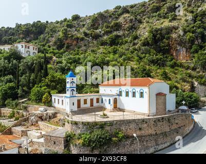 Dhermi aus einer Drohne, Dorf in den Ceraunian Mountains, Albanien Stockfoto