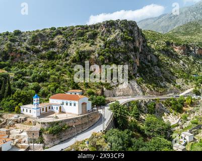 Dhermi aus einer Drohne, Dorf in den Ceraunian Mountains, Albanien Stockfoto