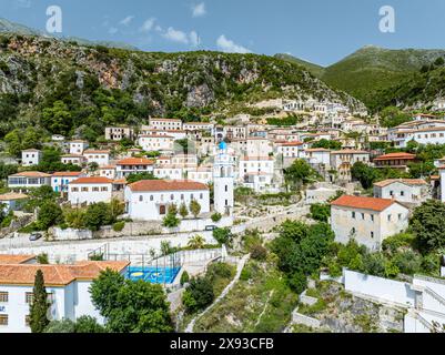 Dhermi aus einer Drohne, Dorf in den Ceraunian Mountains, Albanien Stockfoto