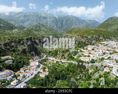 Dhermi aus einer Drohne, Dorf in den Ceraunian Mountains, Albanien Stockfoto