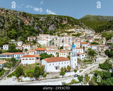 Dhermi aus einer Drohne, Dorf in den Ceraunian Mountains, Albanien Stockfoto