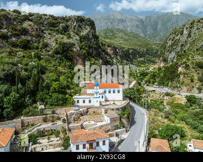 Dhermi aus einer Drohne, Dorf in den Ceraunian Mountains, Albanien Stockfoto