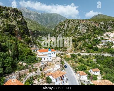 Dhermi aus einer Drohne, Dorf in den Ceraunian Mountains, Albanien Stockfoto