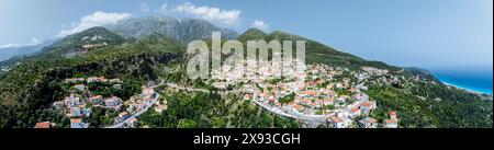 Panorama von Dhermi von einer Drohne, Dorf in den Ceraunian Mountains, Albanien Stockfoto