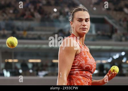 Paris, Frankreich. Mai 2024. Aryna Sabalenka von Weißrussland reagiert auf das erste Rundenspiel der Frauen zwischen Aryna Sabalenka von Weißrussland und Erika Andreeva von Russland beim französischen Tennisturnier in Roland Garros in Paris am 28. Mai 2024. Quelle: Gao Jing/Xinhua/Alamy Live News Stockfoto