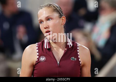 Paris, Frankreich. Mai 2024. Erika Andreeva von Russland reagiert beim ersten Spiel der Frauen im Einzelspiel zwischen Aryna Sabalenka von Weißrussland und Erika Andreeva von Russland beim französischen Tennisturnier in Roland Garros in Paris am 28. Mai 2024. Quelle: Gao Jing/Xinhua/Alamy Live News Stockfoto
