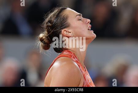Paris, Frankreich. Mai 2024. Aryna Sabalenka von Weißrussland reagiert auf das erste Rundenspiel der Frauen zwischen Aryna Sabalenka von Weißrussland und Erika Andreeva von Russland beim französischen Tennisturnier in Roland Garros in Paris am 28. Mai 2024. Quelle: Gao Jing/Xinhua/Alamy Live News Stockfoto