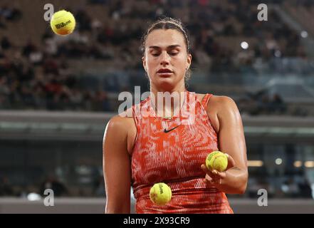 Paris, Frankreich. Mai 2024. Aryna Sabalenka von Weißrussland reagiert auf das erste Rundenspiel der Frauen zwischen Aryna Sabalenka von Weißrussland und Erika Andreeva von Russland beim französischen Tennisturnier in Roland Garros in Paris am 28. Mai 2024. Quelle: Gao Jing/Xinhua/Alamy Live News Stockfoto