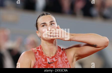 Paris, Frankreich. Mai 2024. Aryna Sabalenka von Weißrussland reagiert auf das erste Rundenspiel der Frauen zwischen Aryna Sabalenka von Weißrussland und Erika Andreeva von Russland beim französischen Tennisturnier in Roland Garros in Paris am 28. Mai 2024. Quelle: Gao Jing/Xinhua/Alamy Live News Stockfoto