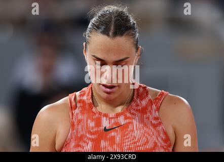 Paris, Frankreich. Mai 2024. Aryna Sabalenka von Weißrussland reagiert auf das erste Rundenspiel der Frauen zwischen Aryna Sabalenka von Weißrussland und Erika Andreeva von Russland beim französischen Tennisturnier in Roland Garros in Paris am 28. Mai 2024. Quelle: Gao Jing/Xinhua/Alamy Live News Stockfoto