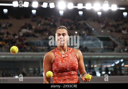 Paris, Frankreich. Mai 2024. Aryna Sabalenka von Weißrussland reagiert auf das erste Rundenspiel der Frauen zwischen Aryna Sabalenka von Weißrussland und Erika Andreeva von Russland beim französischen Tennisturnier in Roland Garros in Paris am 28. Mai 2024. Quelle: Gao Jing/Xinhua/Alamy Live News Stockfoto