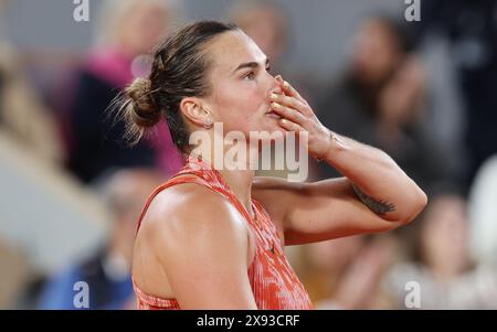 Paris, Frankreich. Mai 2024. Aryna Sabalenka von Weißrussland reagiert auf das erste Rundenspiel der Frauen zwischen Aryna Sabalenka von Weißrussland und Erika Andreeva von Russland beim französischen Tennisturnier in Roland Garros in Paris am 28. Mai 2024. Quelle: Gao Jing/Xinhua/Alamy Live News Stockfoto