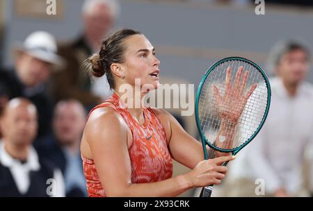 Paris, Frankreich. Mai 2024. Aryna Sabalenka von Weißrussland reagiert auf das erste Rundenspiel der Frauen zwischen Aryna Sabalenka von Weißrussland und Erika Andreeva von Russland beim französischen Tennisturnier in Roland Garros in Paris am 28. Mai 2024. Quelle: Gao Jing/Xinhua/Alamy Live News Stockfoto