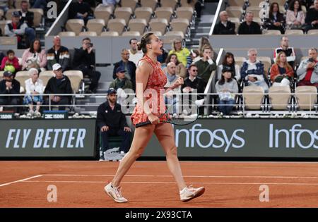 Paris, Frankreich. Mai 2024. Aryna Sabalenka von Weißrussland reagiert auf das erste Rundenspiel der Frauen zwischen Aryna Sabalenka von Weißrussland und Erika Andreeva von Russland beim französischen Tennisturnier in Roland Garros in Paris am 28. Mai 2024. Quelle: Gao Jing/Xinhua/Alamy Live News Stockfoto