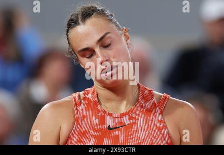 Paris, Frankreich. Mai 2024. Aryna Sabalenka von Weißrussland reagiert auf das erste Rundenspiel der Frauen zwischen Aryna Sabalenka von Weißrussland und Erika Andreeva von Russland beim französischen Tennisturnier in Roland Garros in Paris am 28. Mai 2024. Quelle: Gao Jing/Xinhua/Alamy Live News Stockfoto