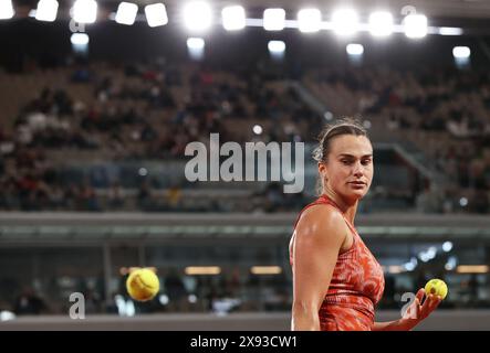 Paris, Frankreich. Mai 2024. Aryna Sabalenka von Weißrussland reagiert auf das erste Rundenspiel der Frauen zwischen Aryna Sabalenka von Weißrussland und Erika Andreeva von Russland beim französischen Tennisturnier in Roland Garros in Paris am 28. Mai 2024. Quelle: Gao Jing/Xinhua/Alamy Live News Stockfoto