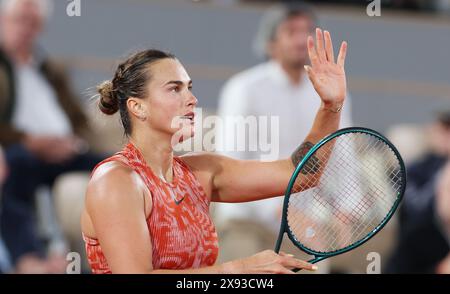 Paris, Frankreich. Mai 2024. Aryna Sabalenka von Weißrussland reagiert auf das erste Rundenspiel der Frauen zwischen Aryna Sabalenka von Weißrussland und Erika Andreeva von Russland beim französischen Tennisturnier in Roland Garros in Paris am 28. Mai 2024. Quelle: Gao Jing/Xinhua/Alamy Live News Stockfoto