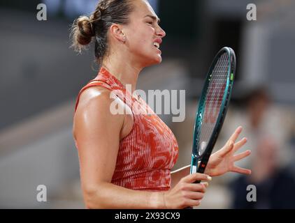 Paris, Frankreich. Mai 2024. Aryna Sabalenka von Weißrussland reagiert auf das erste Rundenspiel der Frauen zwischen Aryna Sabalenka von Weißrussland und Erika Andreeva von Russland beim französischen Tennisturnier in Roland Garros in Paris am 28. Mai 2024. Quelle: Gao Jing/Xinhua/Alamy Live News Stockfoto