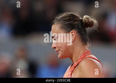 Paris, Frankreich. Mai 2024. Aryna Sabalenka von Weißrussland reagiert auf das erste Rundenspiel der Frauen zwischen Aryna Sabalenka von Weißrussland und Erika Andreeva von Russland beim französischen Tennisturnier in Roland Garros in Paris am 28. Mai 2024. Quelle: Gao Jing/Xinhua/Alamy Live News Stockfoto