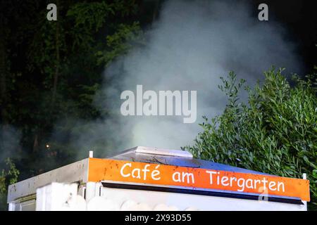 Brand bei Café am Tiergarten in Recklinghausen - nächtlicher Brand beschäftigt Feuerwehr und Polizei 7aIMG: 0428541 Brand bei Café am Tiergarten - nächtlicher Brand beschäftigt Feuerwehr und PolizeiNordrhein-Westfalen, Recklinghausen, Deutschland *** Feuer im Café am Tiergarten in Recklinghausen - Feuer in der Nacht hält Feuerwehr und Polizei beschäftigt 7aIMG 0428541 Feuer im Café am Tiergarten - Feuer in der Nacht hält Feuerwehr- und Polizeibetrieb Nordrhein-Westfalen, Recklinghausen, Deutschland Copyright: 7aktuell.dex xMarcxGruber 0428541 20240503 7a Cafebrand 428541 Stockfoto