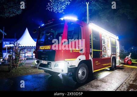 Brand bei Café am Tiergarten in Recklinghausen - nächtlicher Brand beschäftigt Feuerwehr und Polizei 7aIMG: 0428548 Brand bei Café am Tiergarten - nächtlicher Brand beschäftigt Feuerwehr und PolizeiNordrhein-Westfalen, Recklinghausen, Deutschland *** Feuer im Café am Tiergarten in Recklinghausen - Feuer in der Nacht hält Feuerwehr und Polizei beschäftigt 7aIMG 0428548 Feuer im Café am Tiergarten - Feuer in der Nacht hält Feuerwehr- und Polizeibetrieb Nordrhein-Westfalen, Recklinghausen, Deutschland Copyright: 7aktuell.dex xMarcxGruber 0428548 20240503 7a Cafebrand 428548 Stockfoto