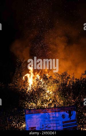 Brand bei Café am Tiergarten in Recklinghausen - nächtlicher Brand beschäftigt Feuerwehr und Polizei 7aIMG: 0428547 Brand bei Café am Tiergarten - nächtlicher Brand beschäftigt Feuerwehr und PolizeiNordrhein-Westfalen, Recklinghausen, Deutschland *** Feuer im Café am Tiergarten in Recklinghausen - Feuer in der Nacht hält Feuerwehr und Polizei beschäftigt 7aIMG 0428547 Feuer im Café am Tiergarten - Feuer in der Nacht hält Feuerwehr- und Polizeibetrieb Nordrhein-Westfalen, Recklinghausen, Deutschland Copyright: 7aktuell.dex xMarcxGruber 0428547 20240503 7a Cafebrand 428547 Stockfoto