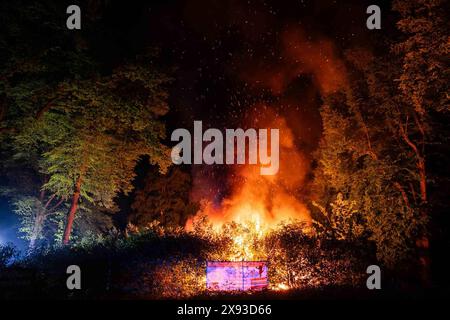 Brand bei Café am Tiergarten in Recklinghausen - nächtlicher Brand beschäftigt Feuerwehr und Polizei 7aIMG: 0428546 Brand bei Café am Tiergarten - nächtlicher Brand beschäftigt Feuerwehr und PolizeiNordrhein-Westfalen, Recklinghausen, Deutschland *** Feuer im Café am Tiergarten in Recklinghausen - Feuer in der Nacht hält Feuerwehr und Polizei beschäftigt 7aIMG 0428546 Feuer im Café am Tiergarten - Feuer in der Nacht hält Feuerwehr- und Polizeibetrieb Nordrhein-Westfalen, Recklinghausen, Deutschland Copyright: 7aktuell.dex xMarcxGruber 0428546 20240503 7a Cafebrand 428546 Stockfoto