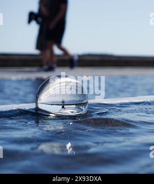 Nahaufnahme einer Kristallkugel im Wasser Stockfoto