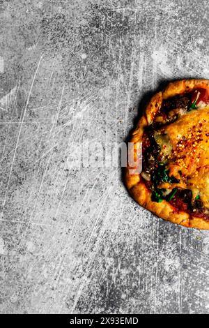 Hausgemachte gesunde Pizza mit negativem Raum (Kopierraum) um sie herum. Stockfoto