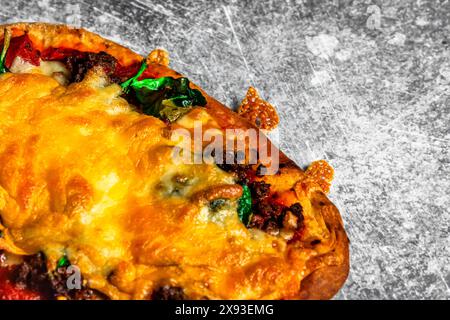 Hausgemachte gesunde Pizza mit negativem Raum (Kopierraum) um sie herum. Stockfoto