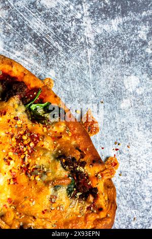 Hausgemachte gesunde Pizza mit negativem Raum (Kopierraum) um sie herum. Stockfoto