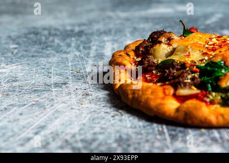 Hausgemachte gesunde Pizza mit negativem Raum (Kopierraum) um sie herum. Stockfoto